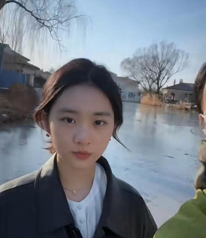 柯佳嬿|孙莉携仨子女踏冰,多多素颜出镜脸型变精致,网友直呼被美晕了