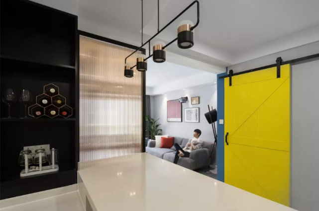 77平北欧风两室设计,蓝色墙面过渡+黄色的古仓门这配色很时尚