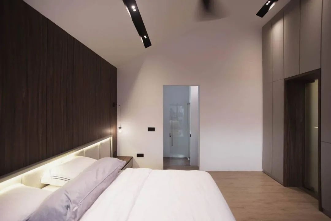 住顶楼西晒户型,阳台不用玻璃封改用网格板,通风凉快住着快活!