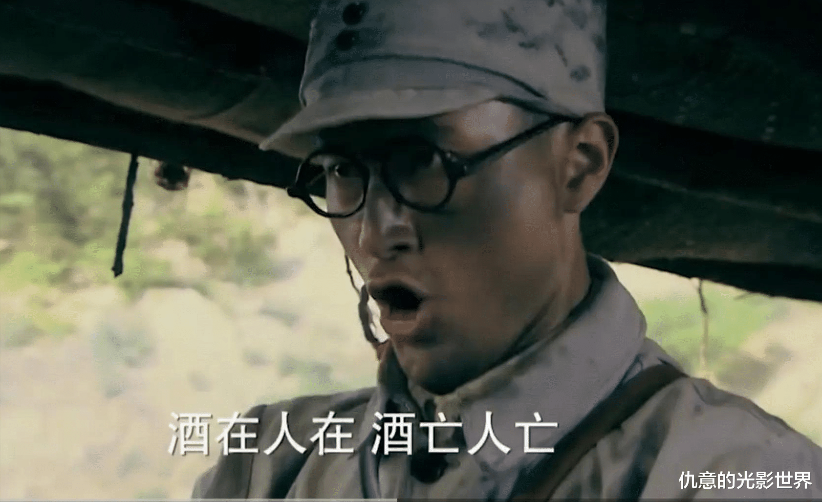 鸡蛋|抗日神剧名场面：旗袍女一打三、战场喝咖啡、穿粉缎棉袄野外伏击