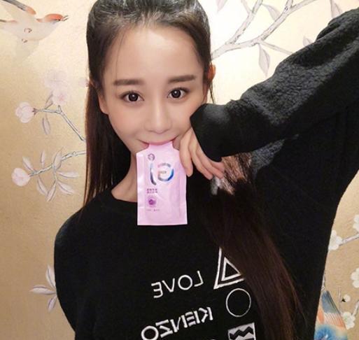 参观海陆住的豪宅,沙发背景墙是镀金的,看着太耀眼了