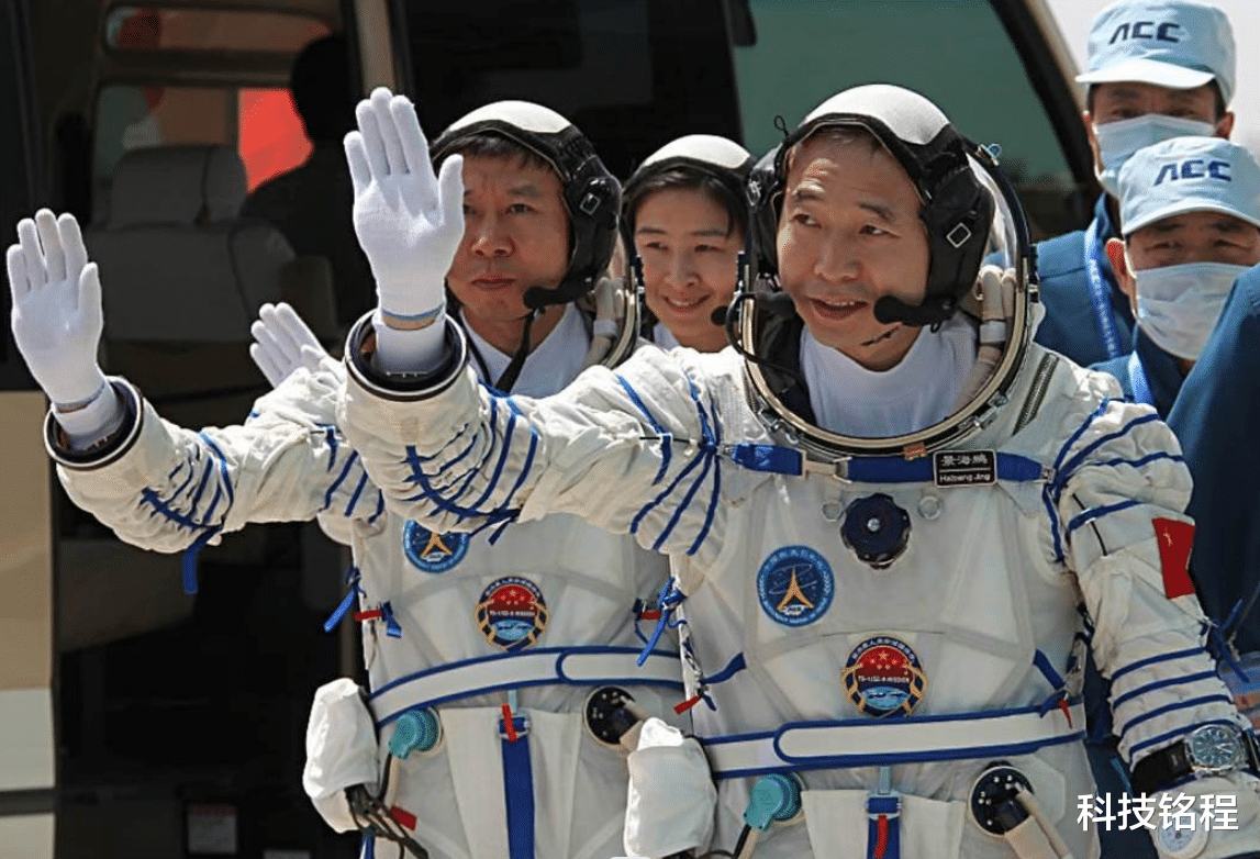 神舟14号返回东风着陆场,为什么需要大队人马搜寻,不能定位吗?