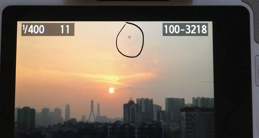 毅力号拍到“火星UFO”?地平线上有两个不明飞行物,到底是啥?