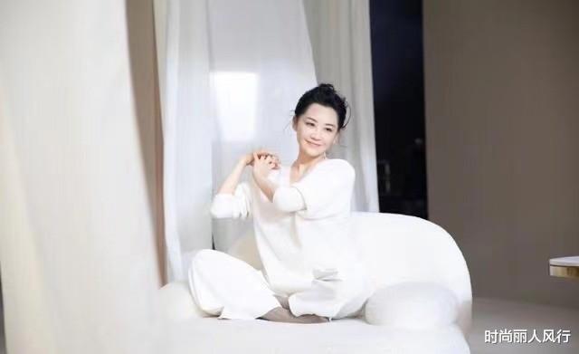 许晴|53岁许晴罕见亮相又变年轻不少！穿白色居家服拍大片，还梳丸子头