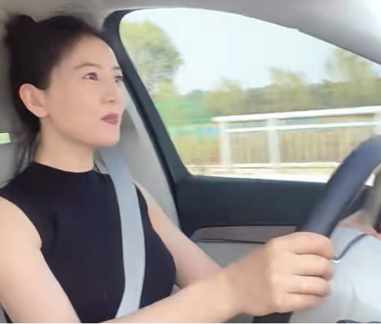高圆圆|高圆圆亲自驾63万车出游,穿无袖紧身衣身材丰腴,淡妆出镜显知性