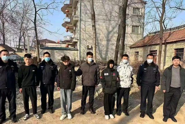 河南:因放烟火引发骚乱,多人将打砸掀翻警车,现场画面曝光