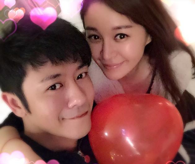 参观林雨申在现实中的家，夫妻俩都是大明星，客厅却还是布沙发