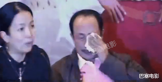 明星|明星公开失控现场,突然转圈、捡东西吃、胡侃,好一个莫名其妙