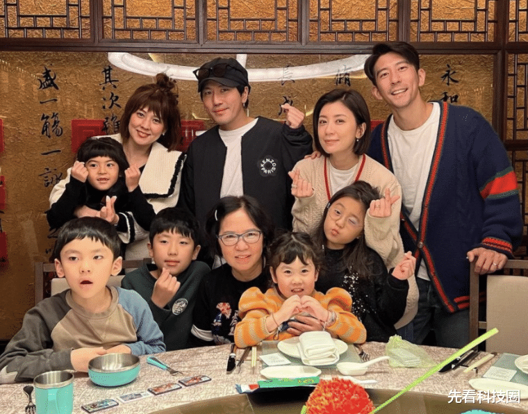 贾静雯|贾静雯晒全家福！俩女儿一个像爸一个似妈，梧桐妹缺席聚会太叛逆