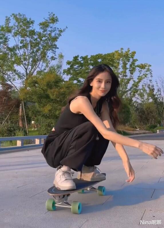 Angelababy|Angelababy豪宅区玩滑板,穿露脐装高腰裤,窄腰细腿少女身材真窈窕