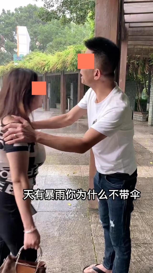 男子得知老同学还没成家,抓着对方的肩膀喊:除了我谁也不能泡你