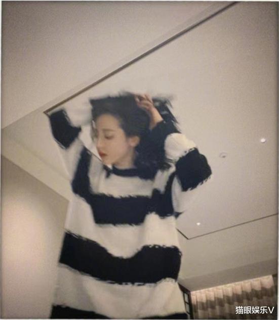 迪丽热巴|迪丽热巴晒躺床自拍,黑发红唇眼神魅惑,男友视角自动代入