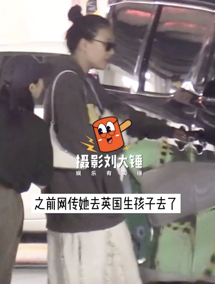 马思纯 马思纯和妈妈一同外出，扎丸子头发际线上移，被网友质疑产后脱发
