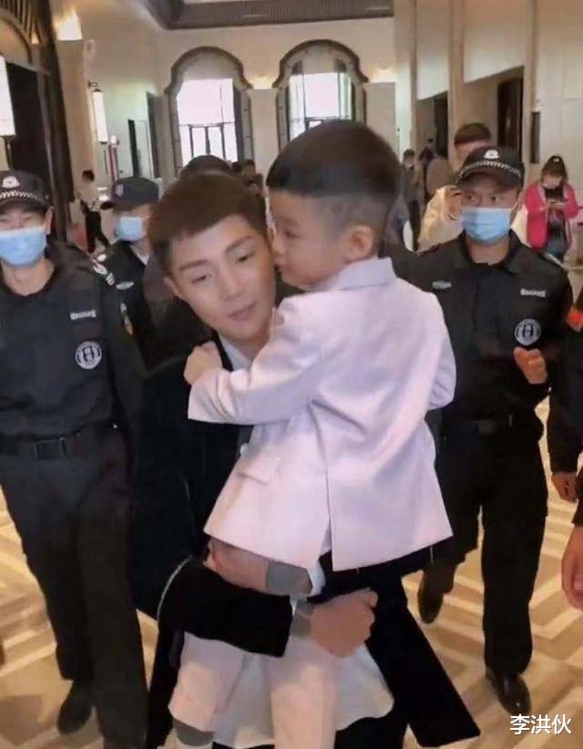 周星驰|网红越来越离谱，擅自调动警用直升机拍视频，穿高开叉旗袍进校园