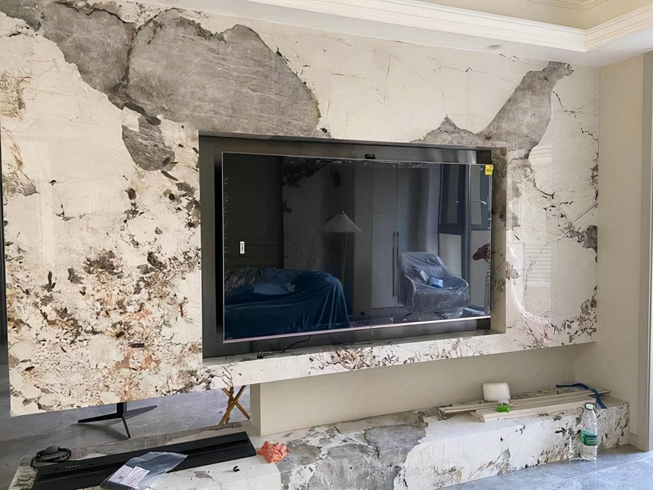 越来越多人不做电视“背景墙”！聪明人这样装，真犇！美观又便宜