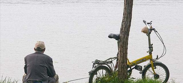 |钓鱼丢命!广西一大爷柳江边垂钓,执意下水捞东西,再也没能上来