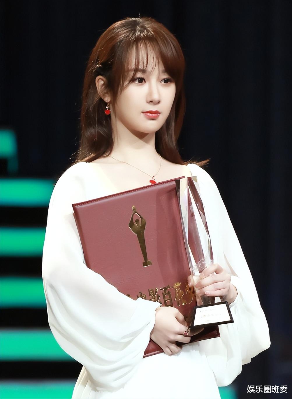 杨紫|杨紫刘学义喂蛋糕事件再升级！被曝遭娱记勒索200万，张予曦染绿头发