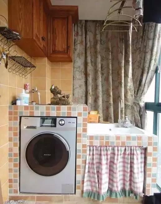 还腰酸背痛地蹲在卫生间洗衣服吗?看看别人在阳台洗得多么舒服!