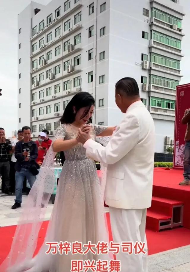 万梓良|“流氓大亨”万梓良:现身小舞台参加商演,65岁仍然要赚钱养家