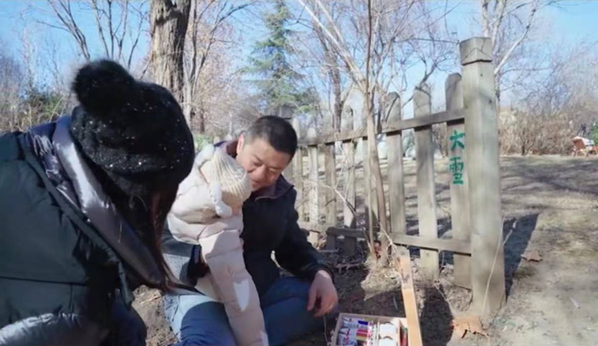 李亚鹏|李亚鹏为小19岁娇妻下厨做饭！全家回农村过节，一家三口幸福温馨