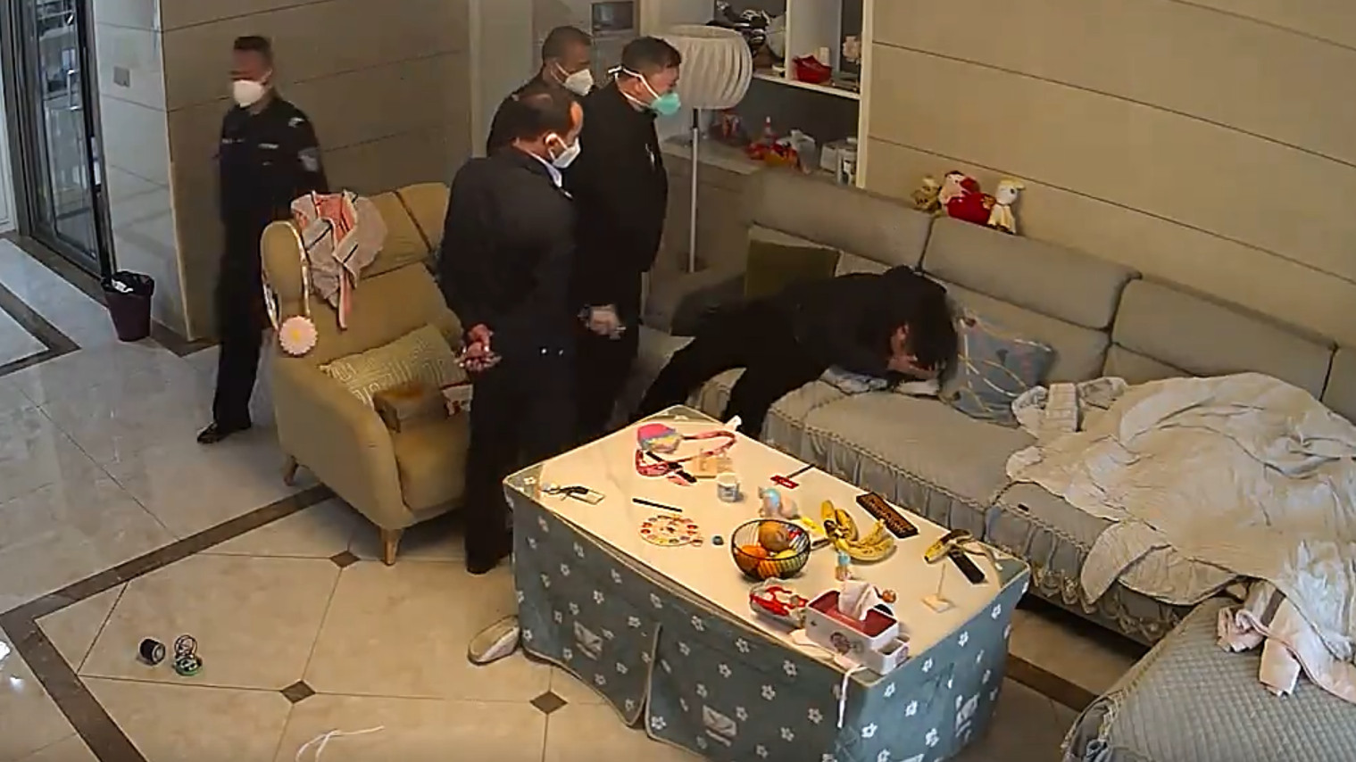 无法无天！湖南一男子在家竟被暴力掌掴？1岁男孩哭着看爸爸被打