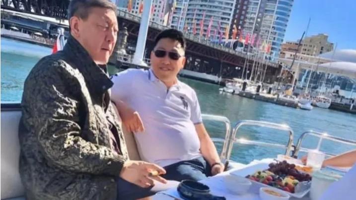 韩磊|54岁韩磊现身国外，与友人乘游艇出海游玩，手拿雪茄超有范儿