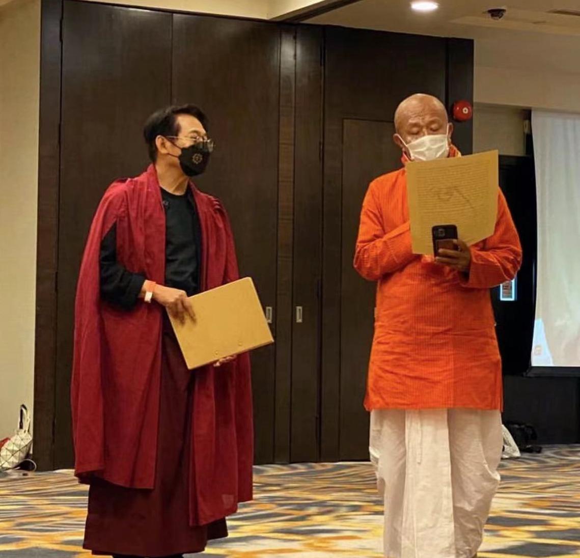 李连杰|59岁李连杰公开无遮挡正面照，胡子花白难掩老态，眼球突出显疲惫