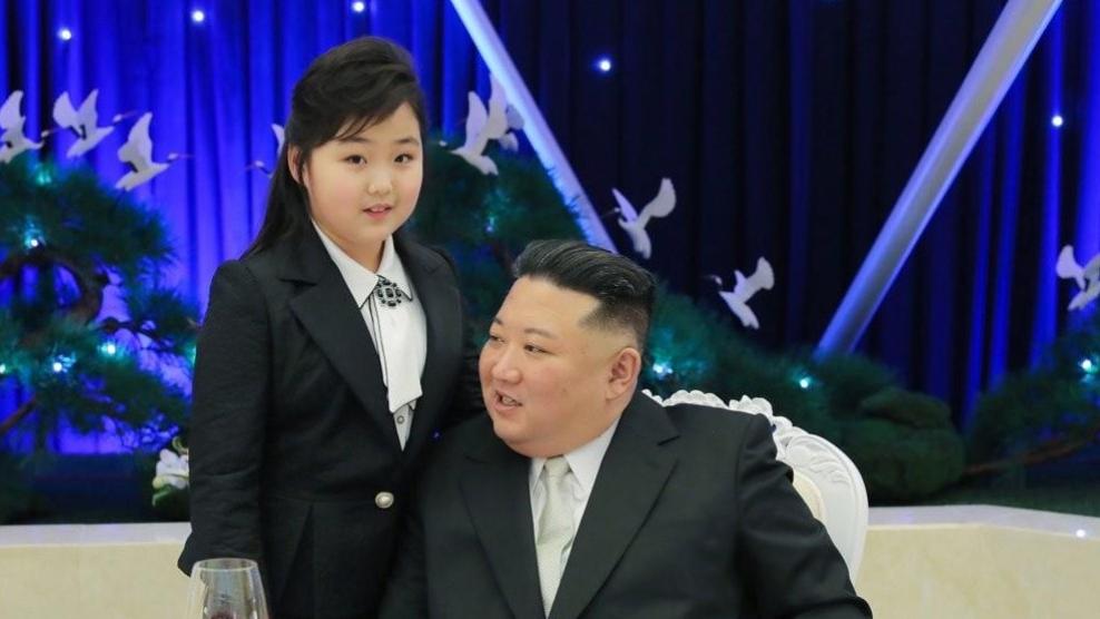朝鲜 朝鲜领导人携爱女，视察人民军