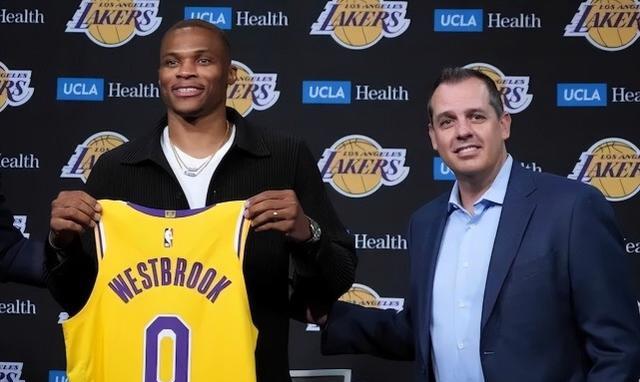 勒布朗·詹姆斯|NBA早报：詹皇想交易走威少，KD在夜店与美女合照，狄龙被禁赛1场