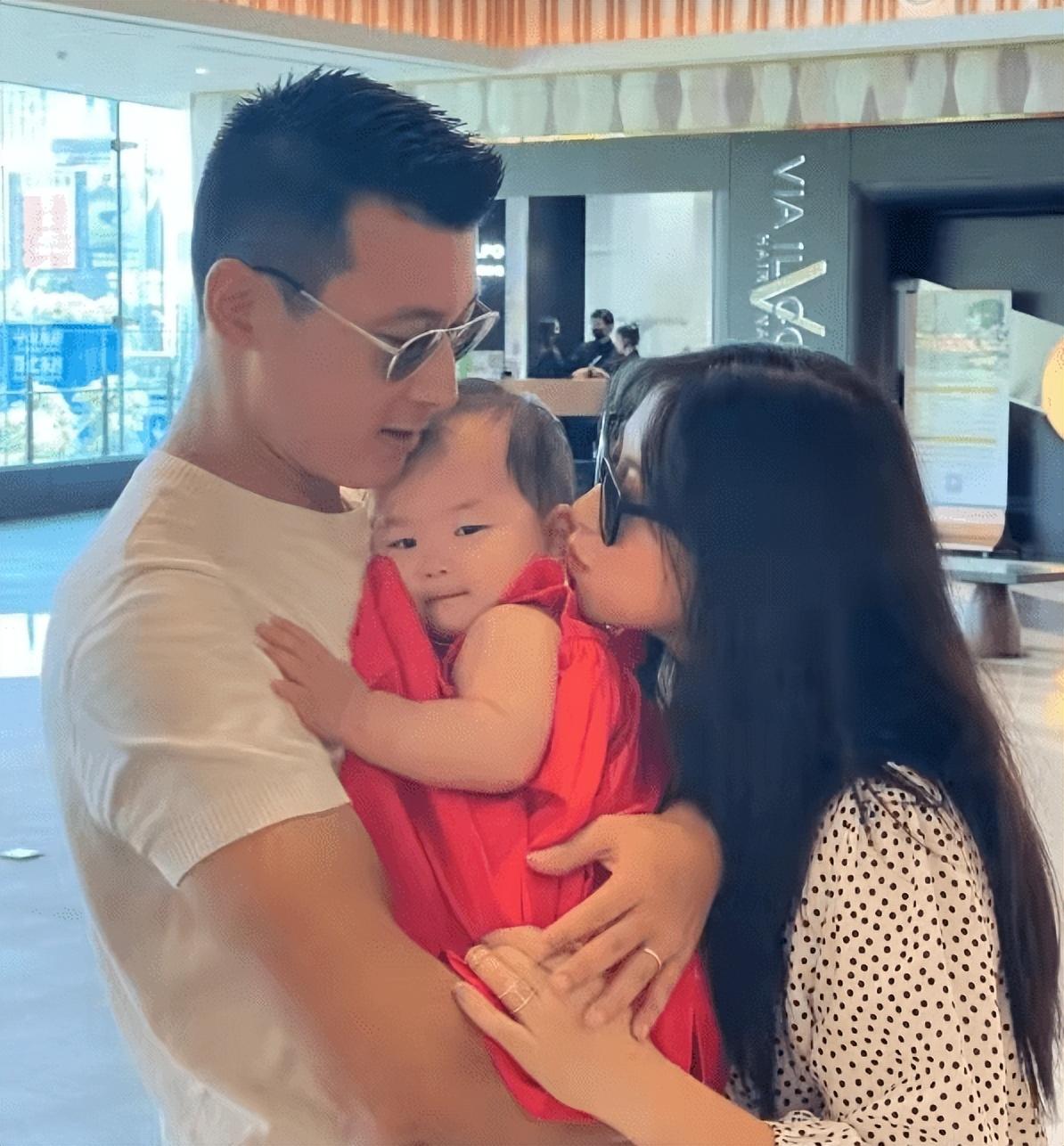 朱珠|38岁知名女星朱珠晒全家福！一家三口幸福出游，强壮老公满脸用力