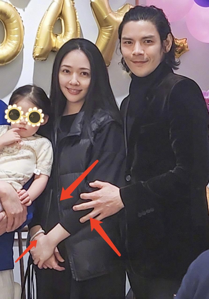 郭碧婷|向佐晒全家福,连发17颗爱心示爱妻子,郭碧婷弯腰藏肚被疑怀三胎!