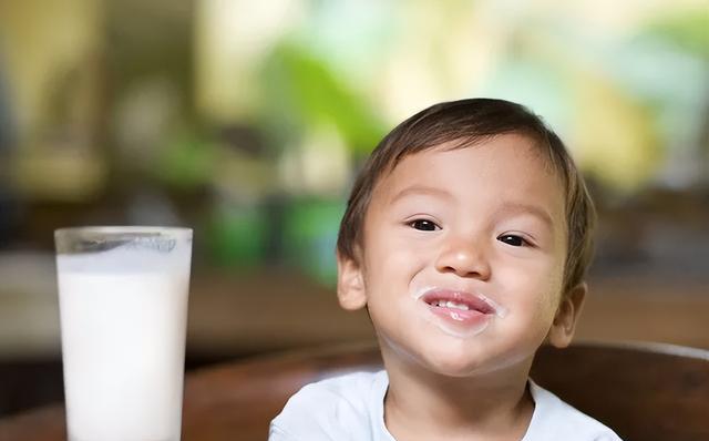 脾胃|张文宏：提高孩子免疫力要多喝牛奶，喝牛奶尽量避开这3个误区