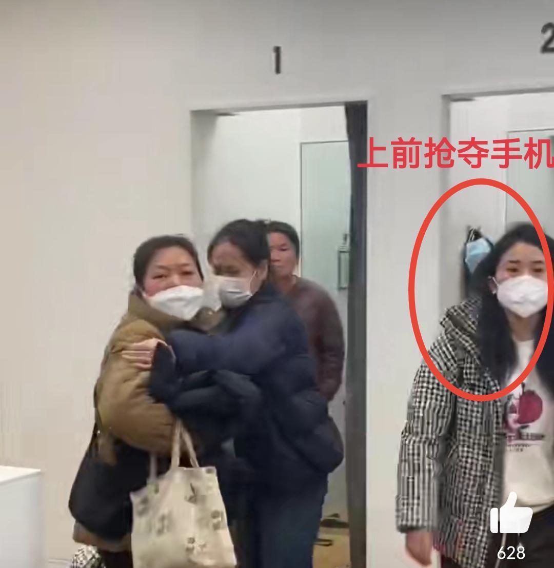 优衣库换衣服被男童掀帘 当事人：对方家长撒谎、骂人、抢手机