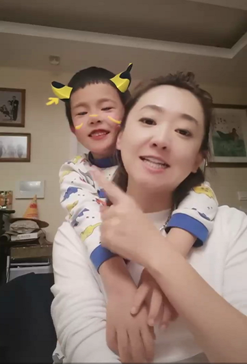 月亮姐姐|月亮姐姐和儿子客厅拍视频!脸部圆润略微发胖,背景杂乱太接地气