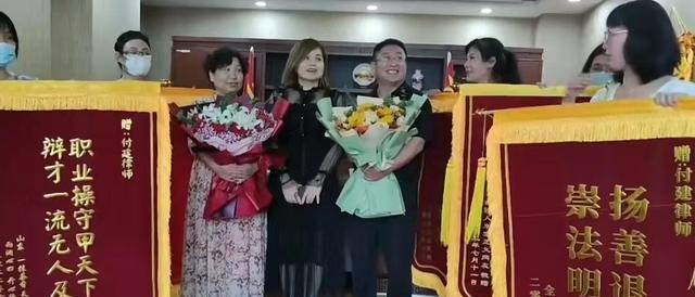 晒锦旗,谢网友!杜新枝和付建“胜利”后再合体,网友质疑声一片