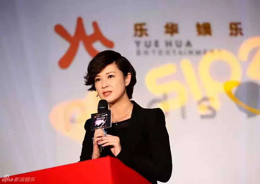 王一博|王一博曾被前经纪人黑脸翻白眼，签字现场3次回头问话被无视