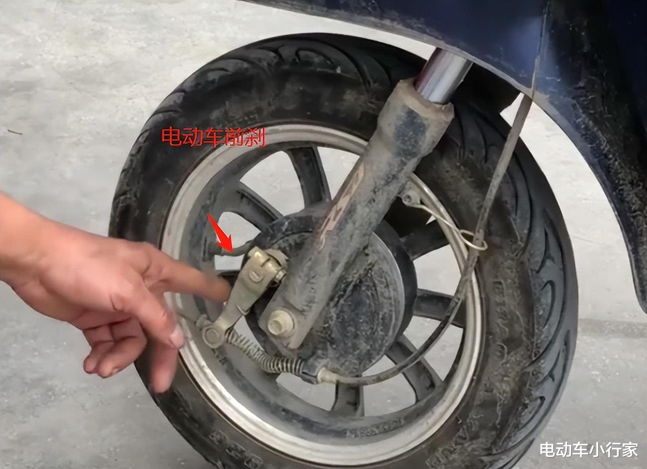电动车刹车时,先捏前刹和先捏后刹,哪种更安全?很多车主做错了