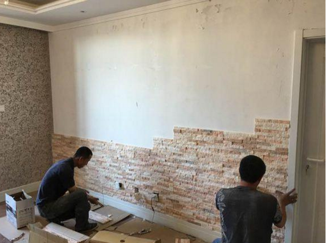 老公坚持把电视墙贴文化砖，我骂他脑子进水，完工后发现我错了！