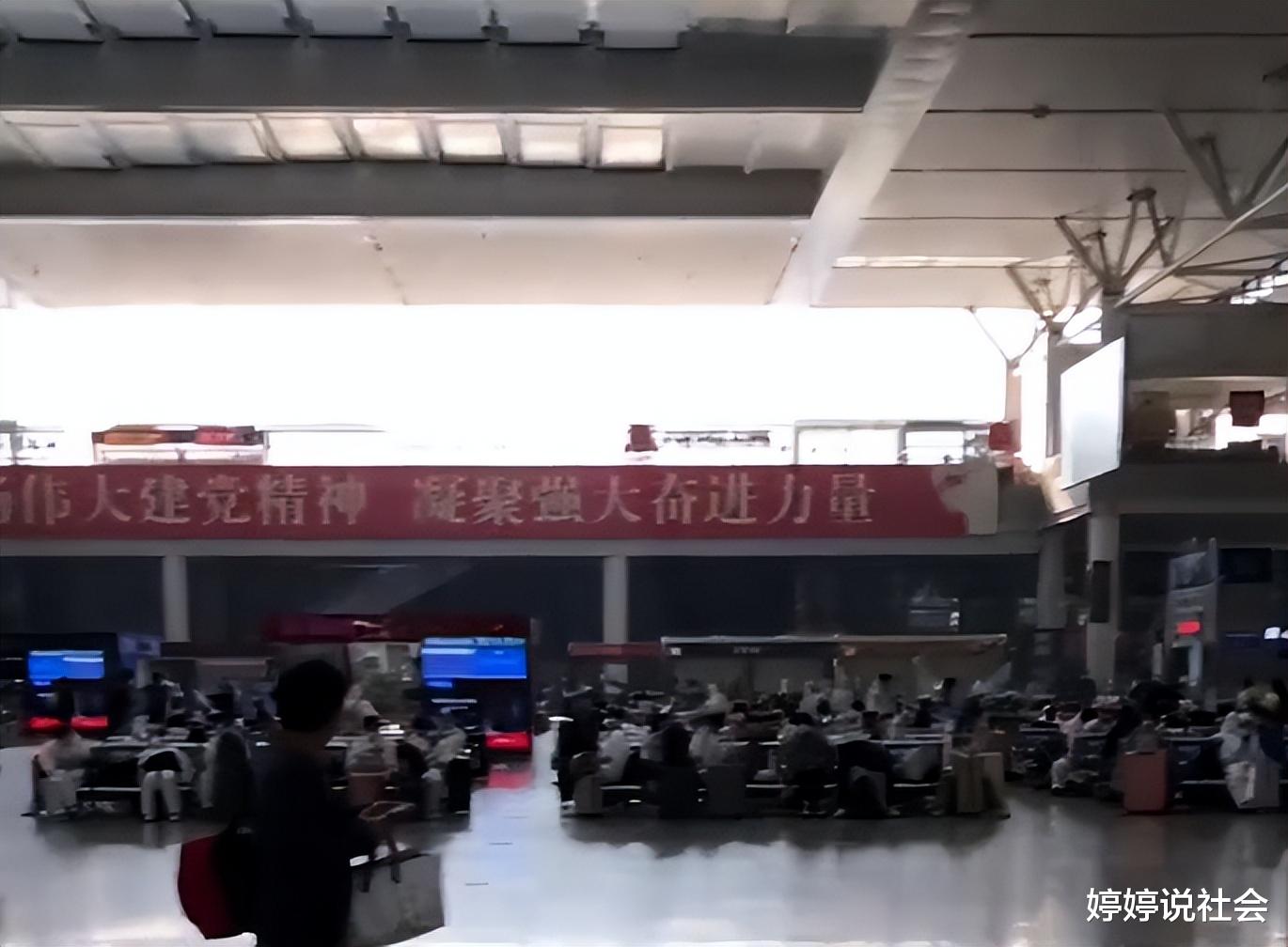 小伙离沪欲徒步20公里,安徽大哥骑车帮送车站,看街边现状心酸了