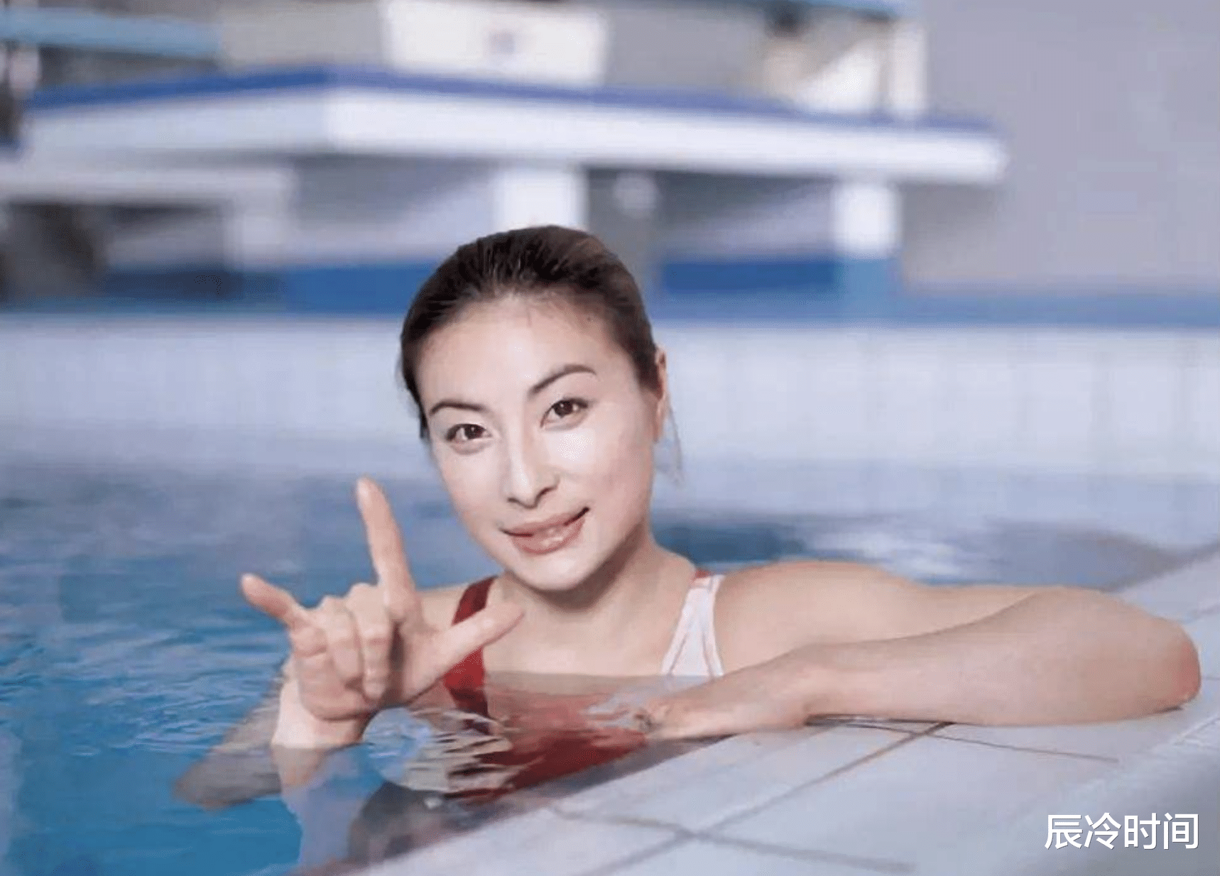 伏明霞|伏明霞：退役后嫁大26歲老公，結婚5年生3娃，70歲丈夫想生第四胎