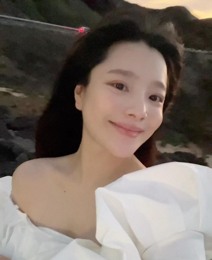 |韩国OST女王李恩英停车场晒孕肚,147.5厘米的超短身秀出完美身材