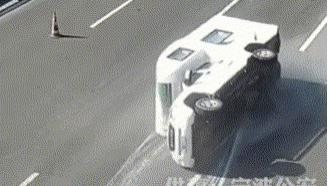 浙江宁波，一辆房车在高速公路行驶中，突然发生侧翻