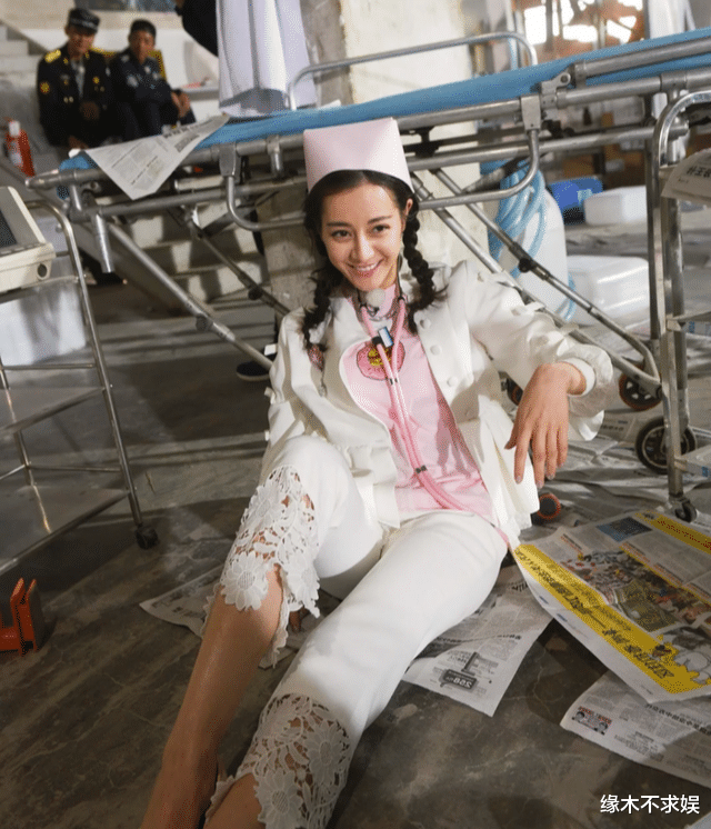 迪丽热巴|迪丽热巴被晒早年生图，小护士造型太惹眼，拍摄者：路转粉