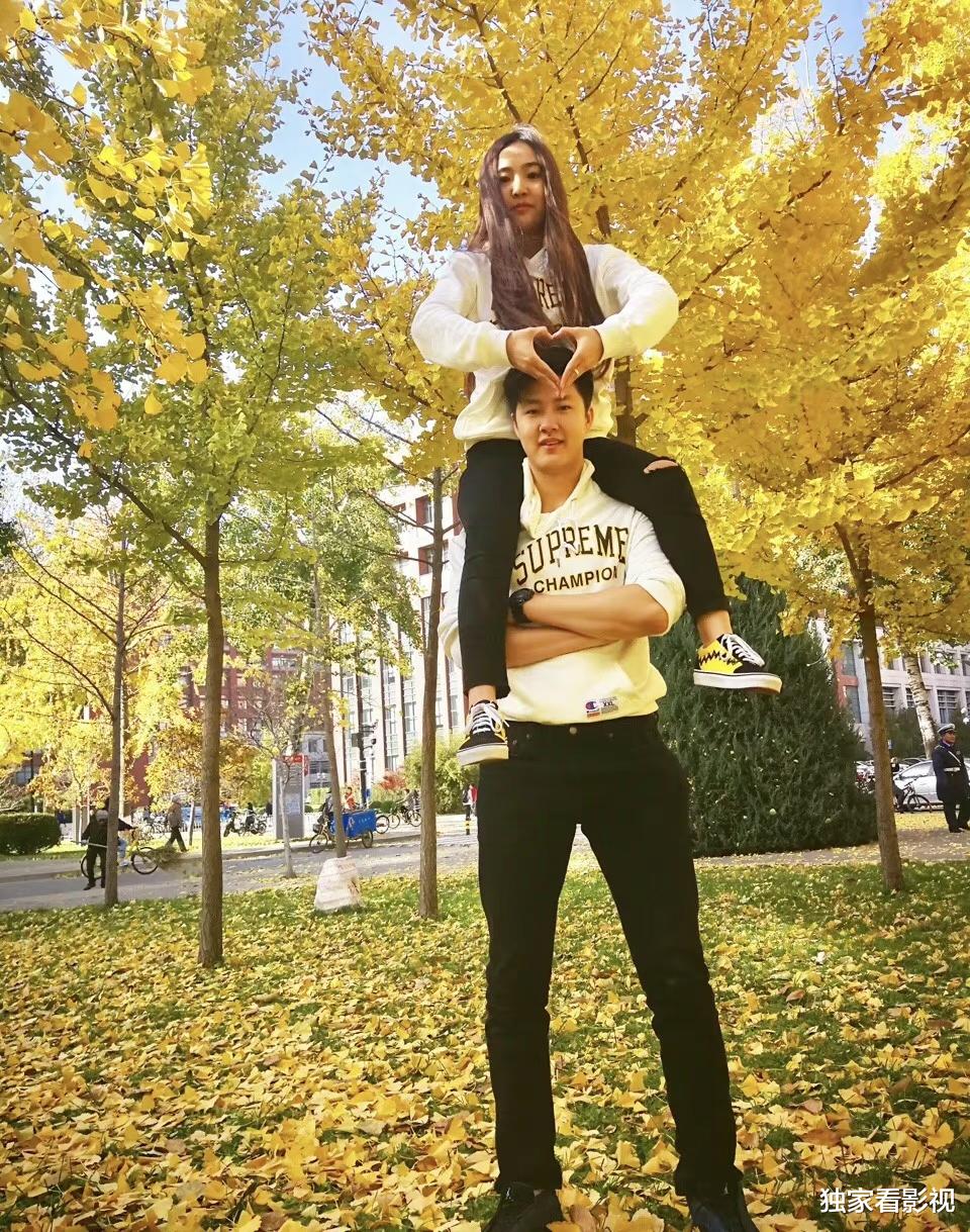 刘纯燕|金龟子要嫁女儿了！22岁女儿和初恋男友相恋9年，还有35cm身高差