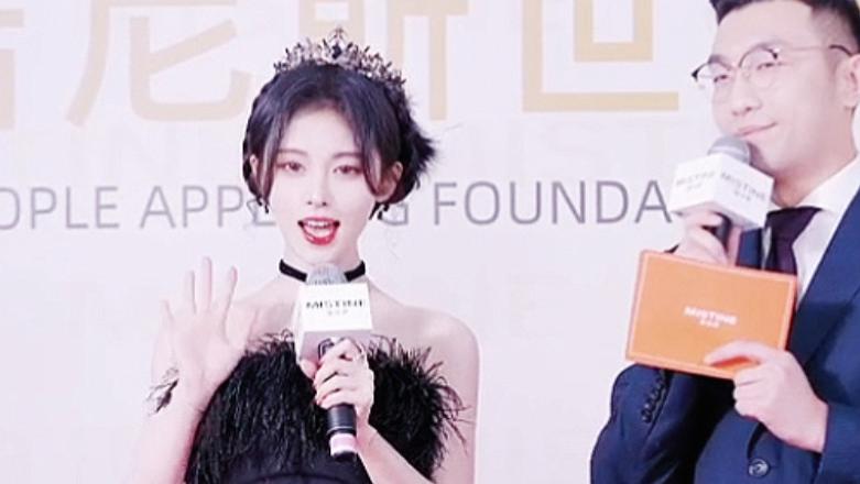 鞠婧祎|鞠婧祎才是“直播高手”，十级美颜加滤镜，五官都被磨平了