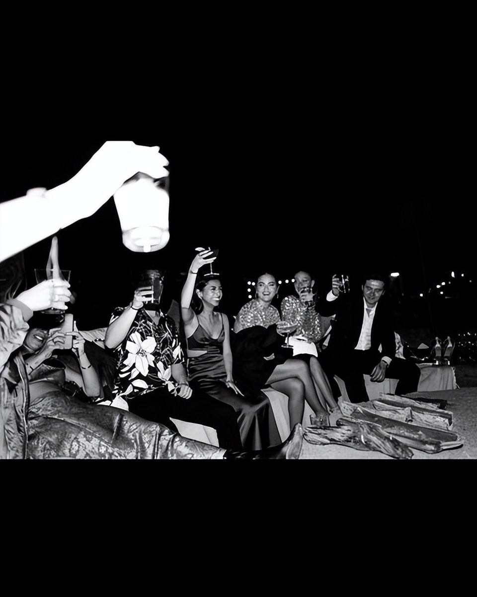 赛琳娜|大布夫妇和赛琳娜过年玩嗨!妮可拉钻石迷你裙美翻,贝嫂想念儿子