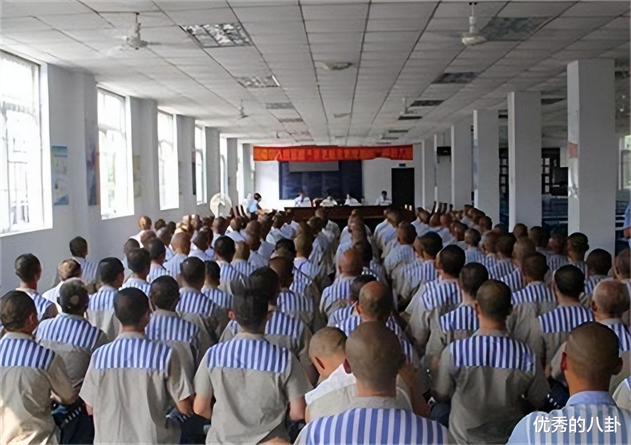 2013年,近80岁老人进监狱,警官点名发现不对劲,一查身份吓一跳