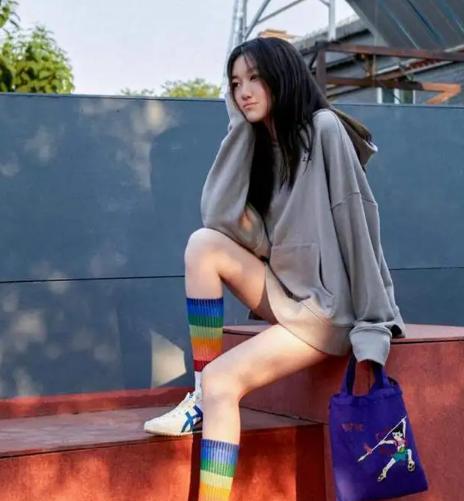 李嫣|李嫣独自在国外庆生，穿抹胸礼服显成熟，一帮男同学助阵排场大