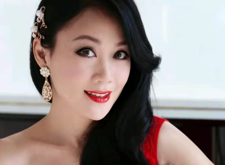 梁小冰|52岁梁小冰现身小场合商演，要人搀扶肥到难辨认，曝出场费要10万