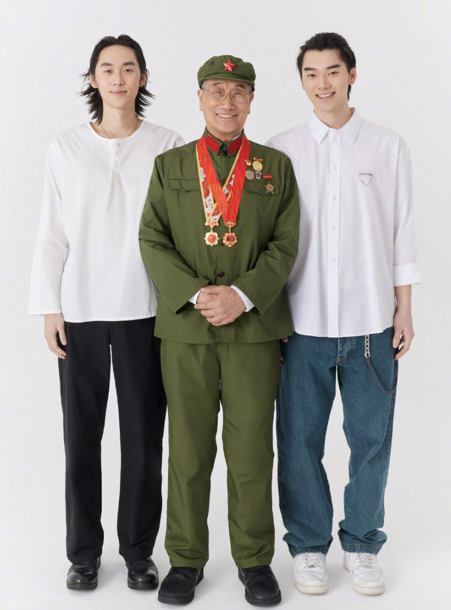 林依轮|林依轮除夕晒一家12口全家福，岳父是建国英雄！